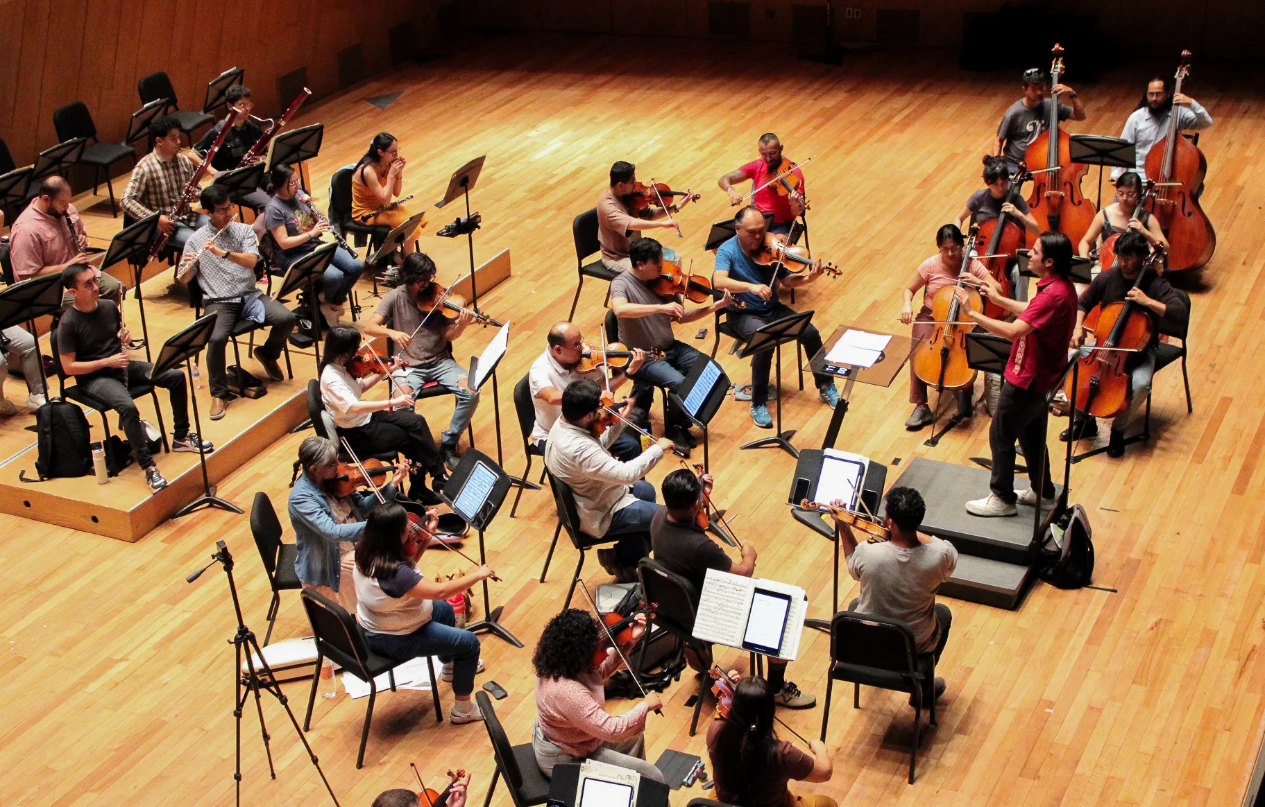 Ensayo general con el director al frente