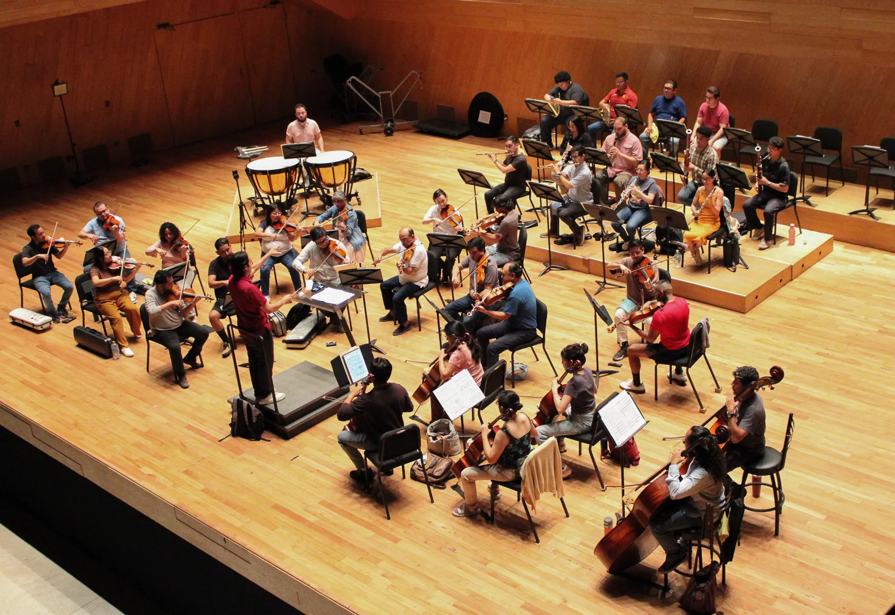 Ensayo de la orquesta visto desde lo alto del escenario