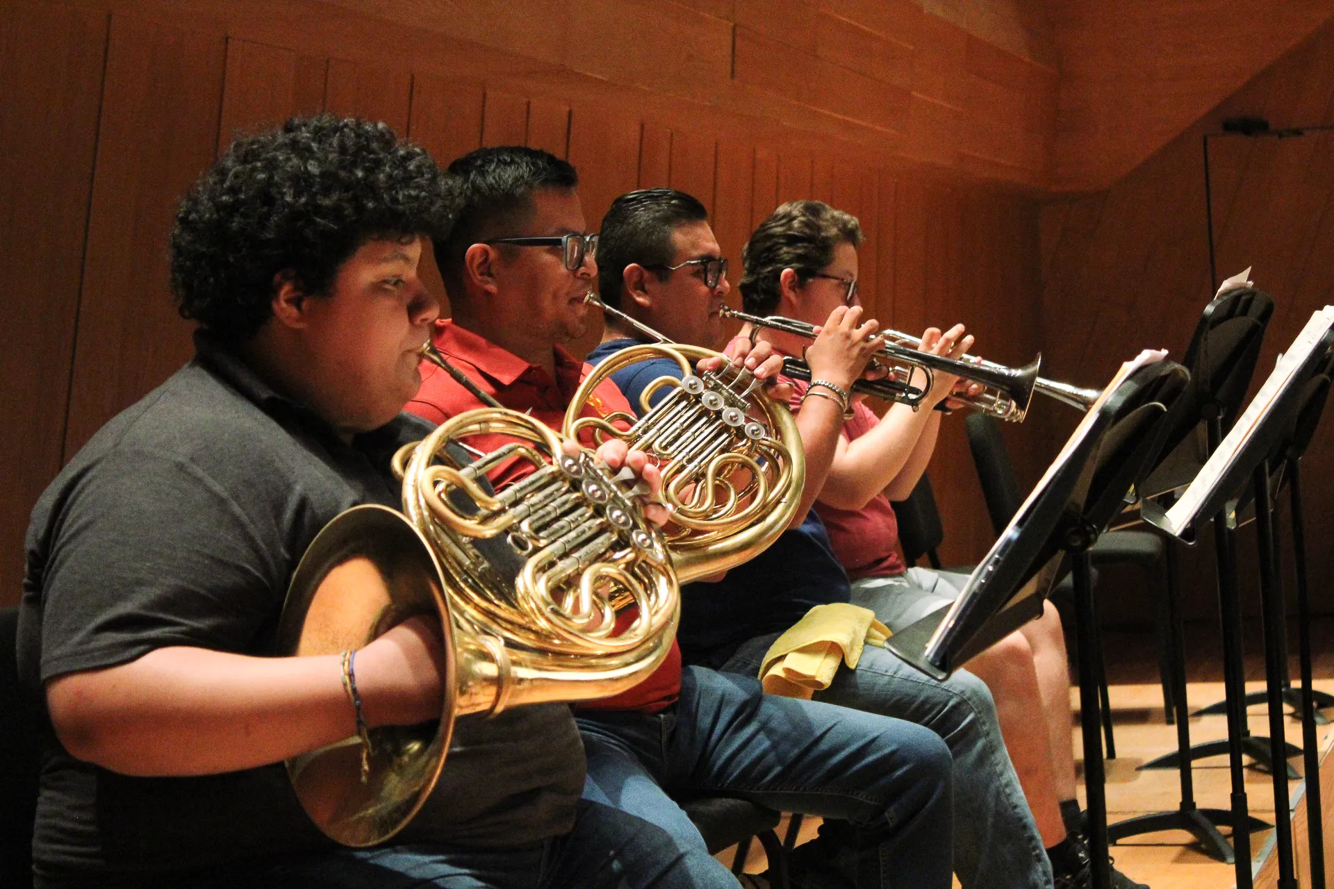 Cornos y trompetas durante un ensayo