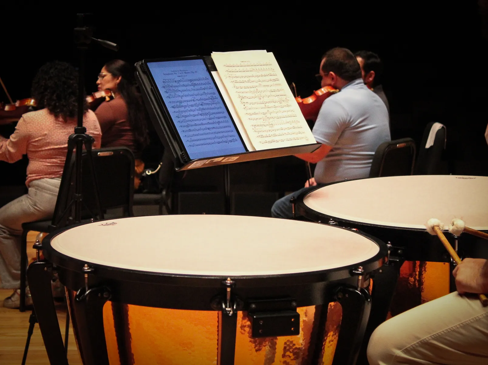 Timbales y partitura durante un ensayo