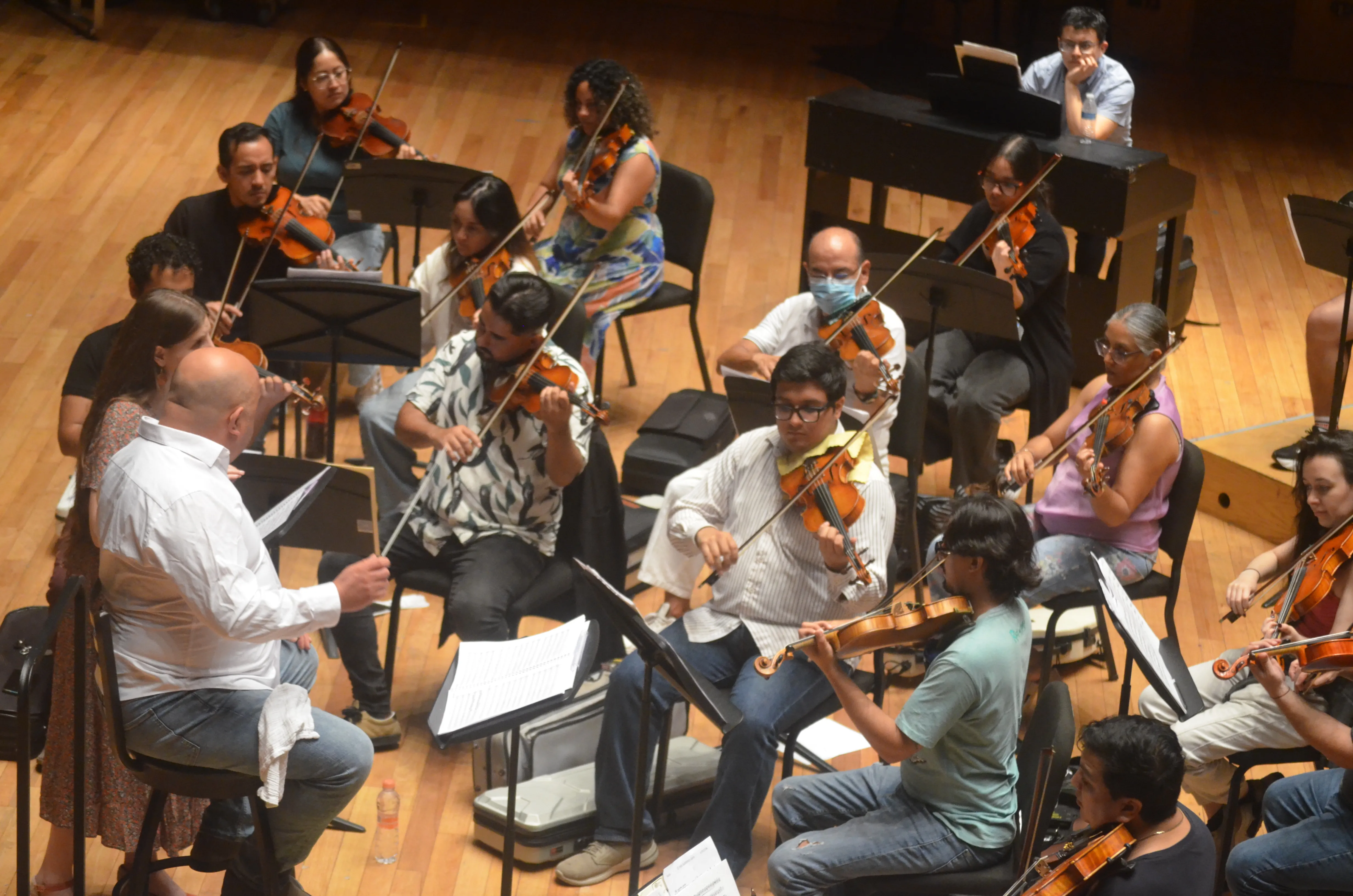 Cuerdas en ensayo con el director