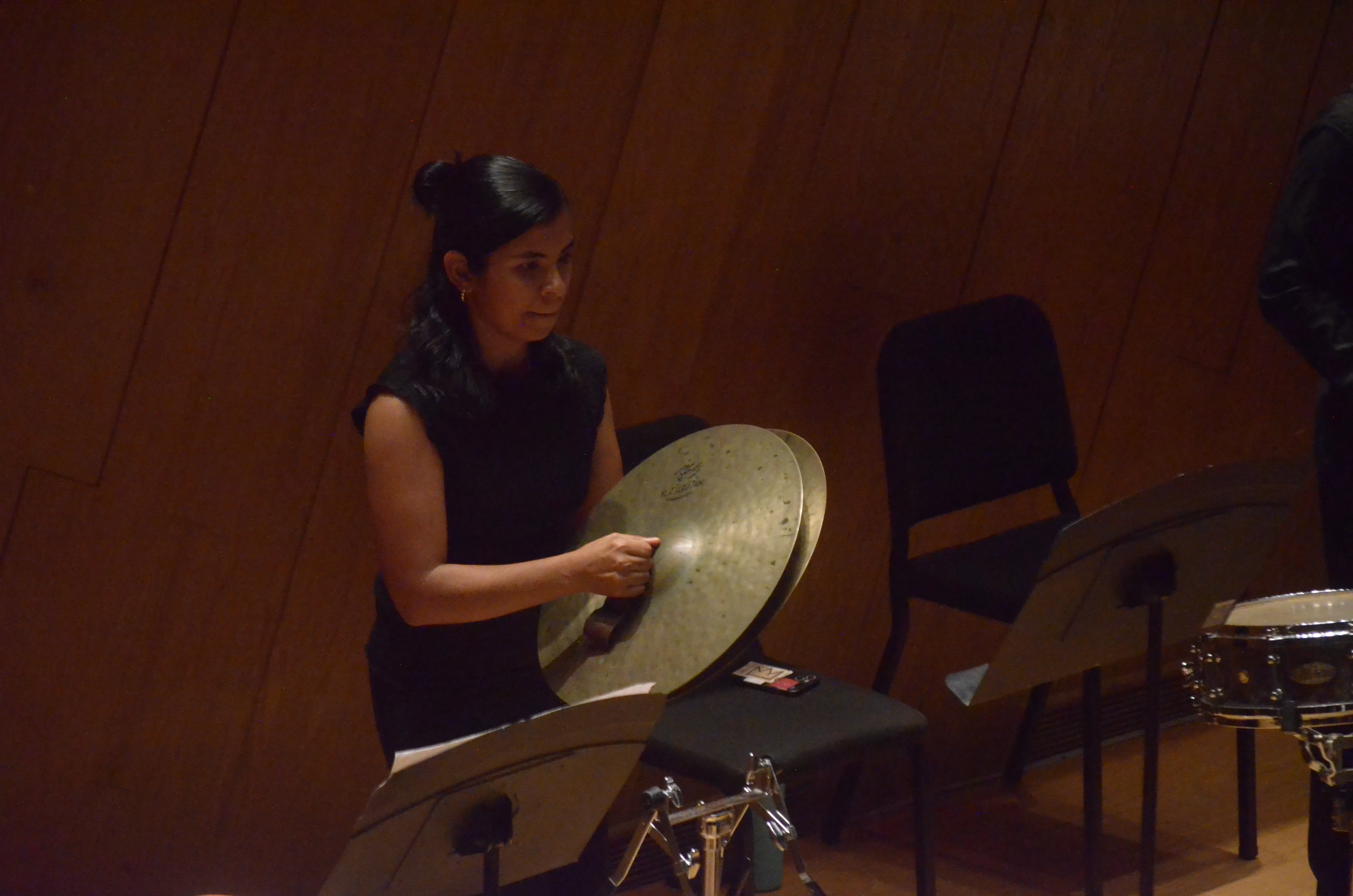 Percusionista con platillos en el escenario