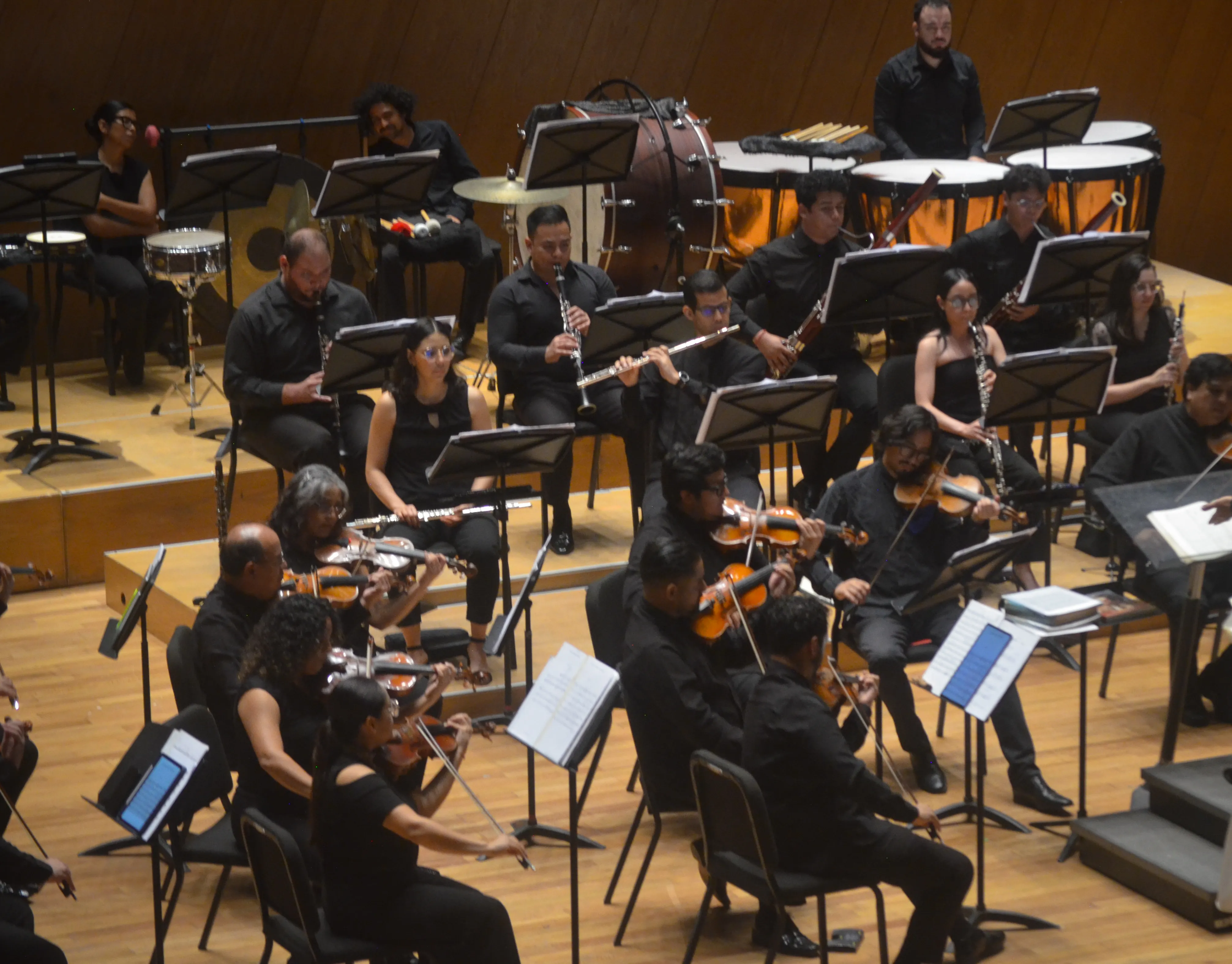 La orquesta completa en el escenario durante un concierto
